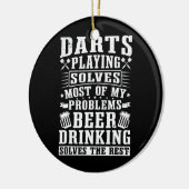 Darts spelen lost de meeste problemen op keramisch ornament (Links)