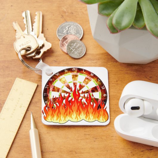 Darts, vuur in het spel op het dartbord sleutelhanger (Bureau)