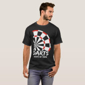 Darts zorgt ervoor dat ik gek word t-shirt (Voorkant volledig)