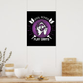 Dartsen - Echte vrouwen spelen darts Poster (Keuken)