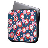 Daruma Laptop Sleeve (Voorkant Links)