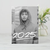 Dashed Class of 2025 Modern Photo Afstuderen Aankondiging (Staand voorkant)