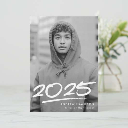 Dashed Class of 2025 Modern Photo Afstuderen Aankondiging (Staand voorkant)