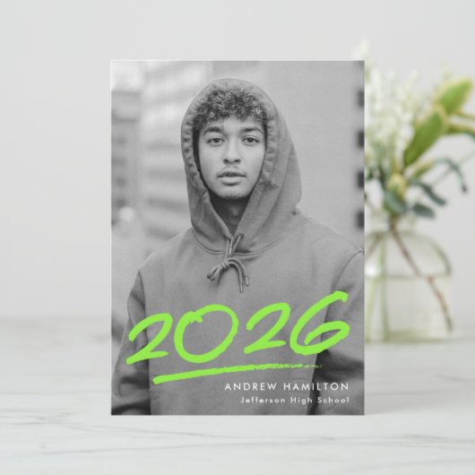 Dashed Lime Green Class of 2025 Foto Afstuderen Aankondiging (Staand voorkant)