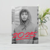 Dashed Red Class of 2025 Modern Photo Afstuderen Aankondiging (Staand voorkant)