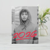 Dashed Red Class of 2025 Modern Photo Afstuderen Aankondiging (Staand voorkant)