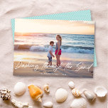 Dashing door de foto van de zand-ventilatie feestdagenkaart<br><div class="desc">Dit strand de kaart van de vakantiefoto kenmerkt wit kalligrafiescript dat "het Afbreken door het Zand"over een horizontale foto zegt. Op de rug is een eenvoudig aqua en wit diagonaal streeppatroon. U kunt het patroon verwijderen en een andere foto of extra tekst toevoegen... Rol neer aan de bodem van het...</div>