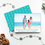 Dashing door de Sand Holiday fotokaart Feestdagenkaart<br><div class="desc">Deze leuke "Dashing Through the Sand" kaart is een geweldige manier om familie en vrienden een vrolijk kerstfeest te wensen! Personaliseer met uw favoriete foto op het strand en uw vakantiegroet. De achterkant van de kaart is voorzien van een wit schelppatroon. Design©Rosalind Moore,  Cherry Lane Design.</div>