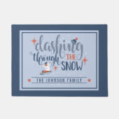 Dashing door de sneeuw Monogram Kerstmis Deurmat (Voorkant)