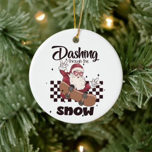 Dashing door de sneeuw skateboard Santa Keramisch Ornament (Boom)