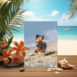 Dashing door de Zand Beach Dog Paws Holiday Foto Feestdagenkaart<br><div class="desc">Als u het zand in het casual handgeschreven stijlscript in bewerkbare kleuren doorbladert,  is de poolkleur ook bewerkbaar; de achtergrondkleur is ook optioneel. Voeg tekst toe zoals gewenst.</div>