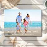 Dashing door de Zand Beach Foto Holiday Kaart<br><div class="desc">Deze "Dashing Through the Sand"-vakantiekaart is een leuke manier om familie en vrienden een heel prettig kerstfeest te wensen! De voorzijde van kaart is voorzien van uw favoriete strandfoto,  samen met uw persoonlijke groet en namen. De achterkant van de kaart heeft een zeestervispatroon op aquablauw.</div>