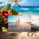 Dashing door de Zand Beach Holiday Foto Feestdagenkaart<br><div class="desc">Het ontdooien door het zand in het manuscript van de borstelstijl in editable kleuren; de backerkleur is ook facultatief.</div>