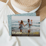 Dashing door het zand | Beach foto Folie Feestdagenkaart<br><div class="desc">Ideaal voor mensen die in een tropisch klimaat leven, of voor het delen van een defecte vakantiefoto, of optionele vakantiefoto's "Dashing Through the Sand" als een gouden foliebedekking voorzien van uithangbare illustraties. Pas met uw namen en douanegroet (show met "warmste wensen") langs de bodem aan. Kaarten keren terug naar een...</div>