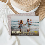 Dashing door het zand | Beach foto Folie Feestdagenkaart<br><div class="desc">Ideaal voor mensen die in een tropisch klimaat leven, of voor het delen van een defecte vakantiefoto, of optionele vakantiefoto's "Dashing Through the Sand" als een gouden folie tekstbedekking voorzien van stervisillustraties. Pas met uw namen en douanegroet (show met "warmste wensen") langs de bodem aan. Kaarten keren terug naar een...</div>