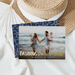 Dashing door het zand | Beach foto Folie Feestdagenkaart<br><div class="desc">Ideaal voor mensen die in een tropisch klimaat leven, of voor het delen van een defecte vakantiefoto, of optionele vakantiefoto's "Dashing Through the Sand" als een gouden folie tekstbedekking voorzien van stervisillustraties. Pas met uw namen en douanegroet (show met "warmste wensen") langs de bodem aan. Kaarten keren terug naar een...</div>