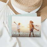 Dashing door het zand | Kerstmis Feestdagenkaart<br><div class="desc">Ideaal voor mensen die in tropische klimmen leven, of voor het delen van een favoriete strandvakantiefoto, is onze kustfoto op de kikkervissenpas voorzien van "Dashing Through the Sand" als een bleke, groene tekstbedekking die voorzien is van stervistekeningen. Pas aan met uw namen en aangepaste groet (getoond met "Vrolijk Kerstfeest") langs...</div>