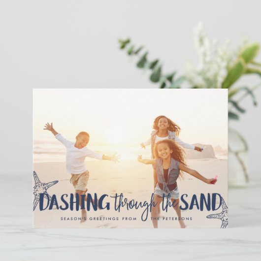 Dashing door het zand | Vakantieknopkaart Feestdagenkaart (Staand voorkant)