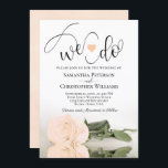 Dat doen we. Elegant Bord Peach Roos Romantic Wedd Kaart<br><div class="desc">Deze mooie huwelijksuitnodiging is romantisch, speels en stijlvol. Het bevat een leuke titel met een schattig hart en een modern script dat "we doen" aan de bovenkant, met alle details hieronder. Onderaan bevindt zich een prachtige eenzijdige bleke perzik met lange stempels of licht oranje gekleurd roos dat in een pool...</div>