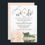 Dat doen we. Elegant Bord Peach Roos Romantic Wedd Kaart<br><div class="desc">Deze mooie huwelijksuitnodiging is romantisch, speels en stijlvol. Het bevat een leuke titel met een schattig hart en een modern script dat "we doen" aan de bovenkant, met alle details hieronder. Onderaan bevindt zich een prachtige eenzijdige bleke perzik met lange stempels of licht oranje gekleurd roos dat in een pool...</div>