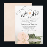 Dat doen we. Elegant Bord Peach Roos Romantic Wedd Kaart<br><div class="desc">Deze mooie huwelijksuitnodiging is romantisch, speels en stijlvol. Het bevat een leuke titel met een schattig hart en een modern script dat "we doen" aan de bovenkant, met alle details hieronder. Onderaan bevindt zich een prachtige eenzijdige bleke perzik met lange stempels of licht oranje gekleurd roos dat in een pool...</div>