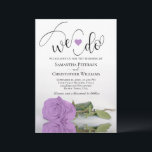 Dat doen we. Elegant Lila Paars Roos Romantic Wedd Kaart<br><div class="desc">Deze mooie huwelijksuitnodiging is romantisch, speels en stijlvol. Het bevat een leuke titel met een schattig hart en een modern script dat "we doen" aan de bovenkant, met alle details hieronder. Onderaan bevindt zich een prachtig, eenzijdig lila paars roos met een lange steel, dat in een zwembad aan de zijkant...</div>