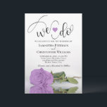 Dat doen we. Elegant Lila Paars Roos Romantic Wedd Kaart<br><div class="desc">Deze mooie huwelijksuitnodiging is romantisch, speels en stijlvol. Het bevat een leuke titel met een schattig hart en een modern script dat "we doen" aan de bovenkant, met alle details hieronder. Onderaan bevindt zich een prachtig, eenzijdig lila paars roos met een lange steel, dat in een zwembad aan de zijkant...</div>