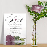 Dat doen we. Elegant Mauve Pink Rose Romantic Wedd Kaart<br><div class="desc">Deze mooie huwelijksuitnodiging is romantisch, speels en stijlvol. Het bevat een leuke titel met een schattig hart en een modern script dat "we doen" aan de bovenkant, met alle details hieronder. Onderaan bevindt zich een prachtig, eenzijdig, langdurig stoffig roos of bruin roze roos dat aan de zijkant van het lichaam...</div>