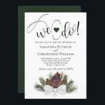 Dat doen we. Rustic Pinecones & Branches Winter We Kaart<br><div class="desc">Deze mooie trouwuitnodiging is een prachtig ontwerp met een cluster van pinecones en dennentakken verbonden met een witte satijnboeg. De titel is geschreven in fancy scriptletters en luidt: We doen het! met een schattig hart tussen de nesten. De achterkant is een diep gemarmerde bosgroene kleur. Romantische, grillige, elegante, deze uitnodiging...</div>