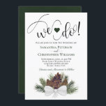 Dat doen we. Rustic Pinecones & Branches Winter We Kaart<br><div class="desc">Deze mooie trouwuitnodiging is een prachtig ontwerp met een cluster van pinecones en dennentakken verbonden met een witte satijnboeg. De titel is geschreven in fancy scriptletters en luidt: We doen het! met een schattig hart tussen de nesten. De achterkant is een diep gemarmerde bosgroene kleur. Romantische, grillige, elegante, deze uitnodiging...</div>