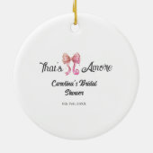 dat is amore bruiloftsborrel roze retro strik boho keramisch ornament (Achterkant)