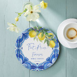Dat is een meer Blauwe tegel citroen Italiaans vri Papieren Bordje<br><div class="desc">Dat is Amore Blue Maiolica tegels citroenen  Italiaans vrijgezellenfeest gepersonaliseerd monogram bedrukt papier borden sjabloon,  Mediterraan thema vrijgezellenfeest citrus vrijgezellenfeest tafeldecor</div>