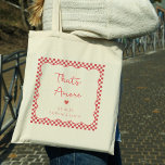 Dat is een meer Italiaanse aangepaste bruiloft wel Tote Bag<br><div class="desc">Geniet van een vleugje Italiaanse romance met onze chique 'That's Amore'-tassen,  exclusief op Zazzle. Dit ontwerp heeft een nostalgische rood-wit geruite rand in combinatie met een grillig hartontwerp aan de voorkant,  waarin de essentie van liefde en charme is vastgelegd.</div>