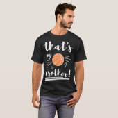 Dat is mijn broer basketbal broer Bas T-shirt (Voorkant volledig)