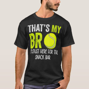 Dat is mijn broer... ik ben hier alleen voor snack t-shirt