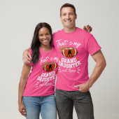 Dat is mijn kleindochter daar Football oma T-shirt (Unisex)