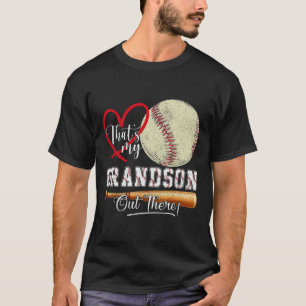 Dat is mijn kleinzoon daar, grootma Moth. T-shirt