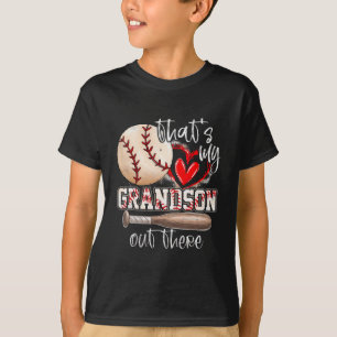 Dat is mijn kleinzoon die daar oma moeders verkoop t-shirt