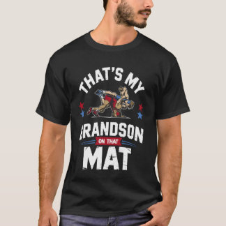 Dat is mijn kleinzoon op die mat die met oma worst t-shirt
