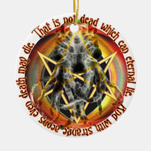 Dat is niet dood wat eeuwig kan liggen keramisch ornament