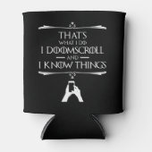 Dat is wat ik doe - ik doomscroll en ik weet dinge blikjeskoeler (Voorkant)