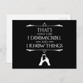 Dat is wat ik doe - ik doomscroll en ik weet dinge briefkaart (Voorkant / Achterkant)