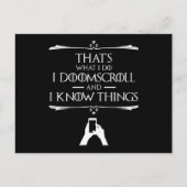 Dat is wat ik doe - ik doomscroll en ik weet dinge briefkaart (Voorkant)