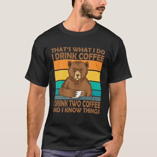 Dat is wat ik doe ik Drink koffie ik Drink twee ko T-shirt (Voorkant)