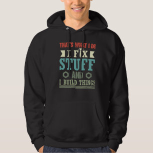 Dat is wat ik doe, ik repareer spullen en ik bouw  hoodie
