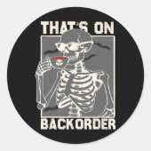 Dat staat op het skelet van de Farmacie. Dat staat Ronde Sticker (Voorkant)