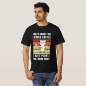 Dat wat ik doe Drink koffie waar ik mensen haat T-shirt (Voorkant volledig)