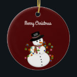 Dated Merry Kerstmis Snowman Persoonlijk Keramisch Ornament<br><div class="desc">Cute snowman is verwikkeld in verlichte kerstverlichting, heeft het jaar op zijn pet - De tekst "Vergroente Kerstmis" kan worden gewijzigd of toegevoegd aan, en de doopvontstijl/grootte kan ook worden veranderd. Getoond op een diepe rode achtergrond, die in om het even welke kleur kan worden veranderd u verkiezen. De rug...</div>