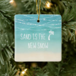 Dated Tropical Beach First Kerstmis in Florida Keramisch Ornament<br><div class="desc">Het leuke, warme vakantieontwerp van Nautical Boutique Co., van oorsprong uit Florida, kenmerkt natuurlijk een schattig palmpictogram, witte, chalk-gestileerde typografie, en het sentiment "Zand is de Nieuwe sneeuw". Het is geplaatst op een mooie aqua oceaan en zandige strandachtergrond met jumelende lichten. Aan de achterkant staat "Eerste Kerstmis in Florida" en...</div>