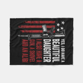 Daughter Gun Shovel Alibi - Funny Mom Dad Guns Jok Fleece Deken (Voorkant (Horizontaal))